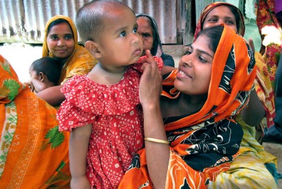 Bangladeshi mothers receiving information about maternal and child health and nutrition. Photo: Todd Post / Bread for the World