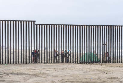 Mexican citizens holding up crosses at the border wall. Bread for the World photo