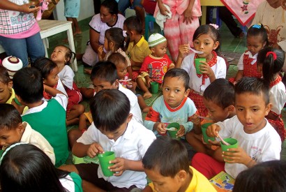 Indonesian preschoolers receive nutritious meals through the national government’s Early Childhood Education and Development Program. Erly Tatontos/World Bank.