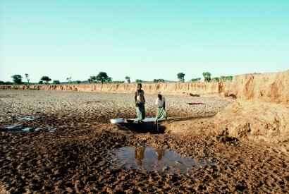 Water is vital for life. Women in Niger wash clothes with water obtained from a well dug in the dry riverbed. UN Photo/Jeffrey Foxx.