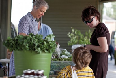 Marie Crise and her son shopping at a farmer's market in Abingdon, Va. . Laura Elizabeth Pohl/Bread for the World.