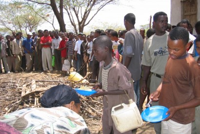 People lining up to receive food in Ethiopia. Tony Hall/Bread for the World.