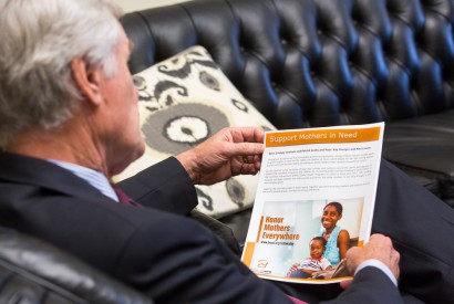 A House Appropriations Committee member reads a Mother's Day card from Bread. Joseph Molieri/Bread for the World.