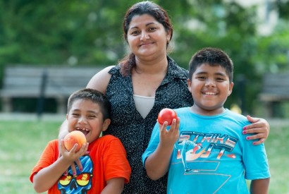 Rosalía con sus hijos José (8 años) y Juan (12 años) cerca de sus mercado local donde compran vegetales y frutas frescos cada semana por el programa VeggieRx en Washington, D.C. Joseph Molieri/Bread for the World.