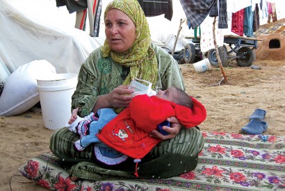 In Gaza, a mother and child in a camp for displaced persons. Photo by Natalia Cieslik / World Bank.
