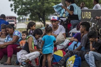Venezuelan migrants in Colombia. About 5,000 people have been crossing borders daily to leave Venezuela over the past year, according to UN data. Colombia, April 2019. UNHCR/Vincent Tremeau