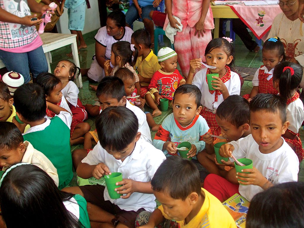 Indonesian preschoolers receive nutritious meals through the national government’s Early Childhood Education and Development Program. Erly Tatontos/World Bank.
