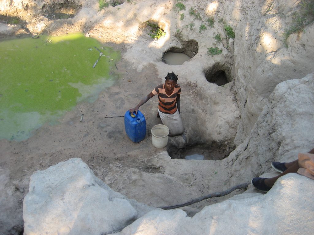 Water for household use is a scarce good in the dry Machaze district of Mozambique. Wikimedia Commons.
