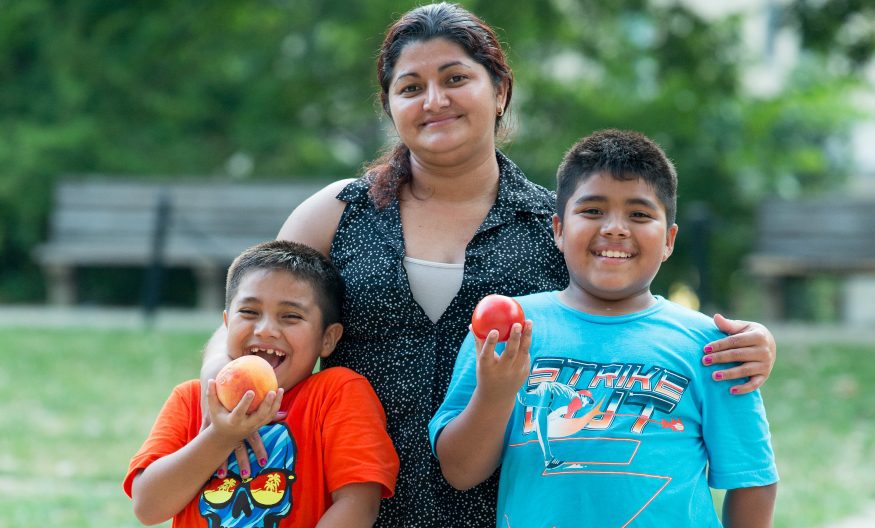 Rosalía con sus hijos José (8 años) y Juan (12 años) cerca de sus mercado local donde compran vegetales y frutas frescos cada semana por el programa VeggieRx en Washington, D.C. Joseph Molieri/Bread for the World.