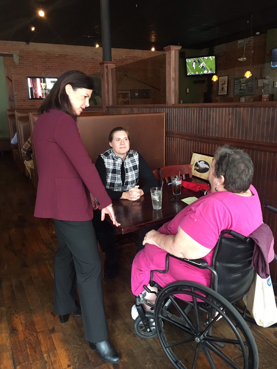 Sen. Kelly Ayotte speaking with Bread for the World members at a popular eatery in Claremont, N.H.