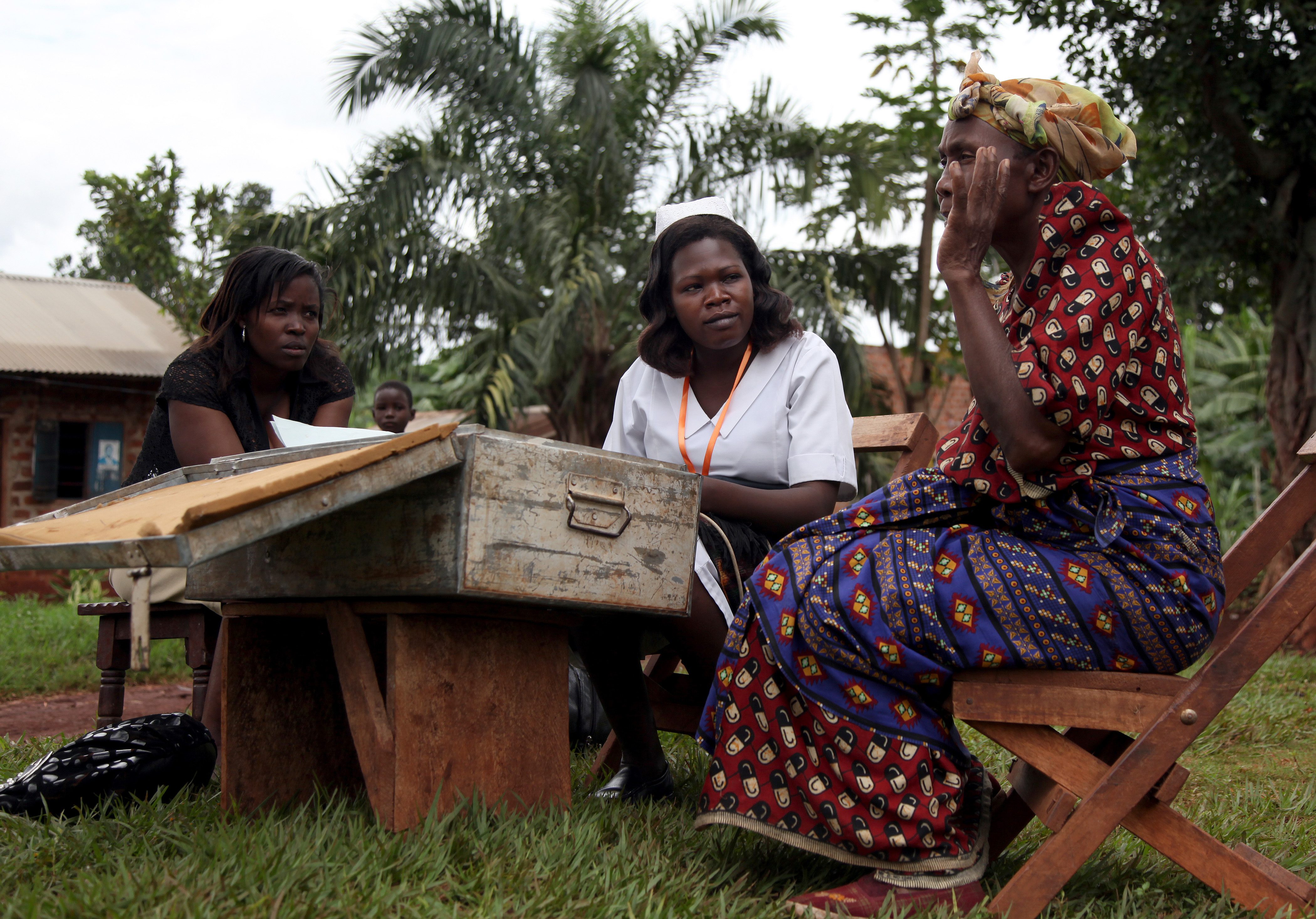 A nurse from St. Francis Healthcare Services in Jinja, Uganda, checks up on a patient. Laura Elizabeth Pohl/Bread for the World.