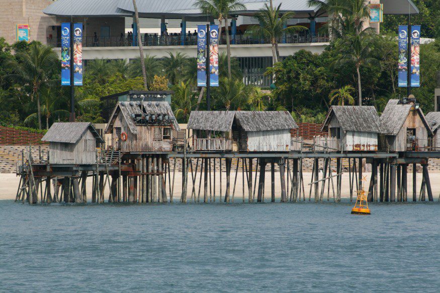 A row of wooden kelongs (fishermen huts on stilts) in Sentosa, Singapore. Wikimedia Commons.